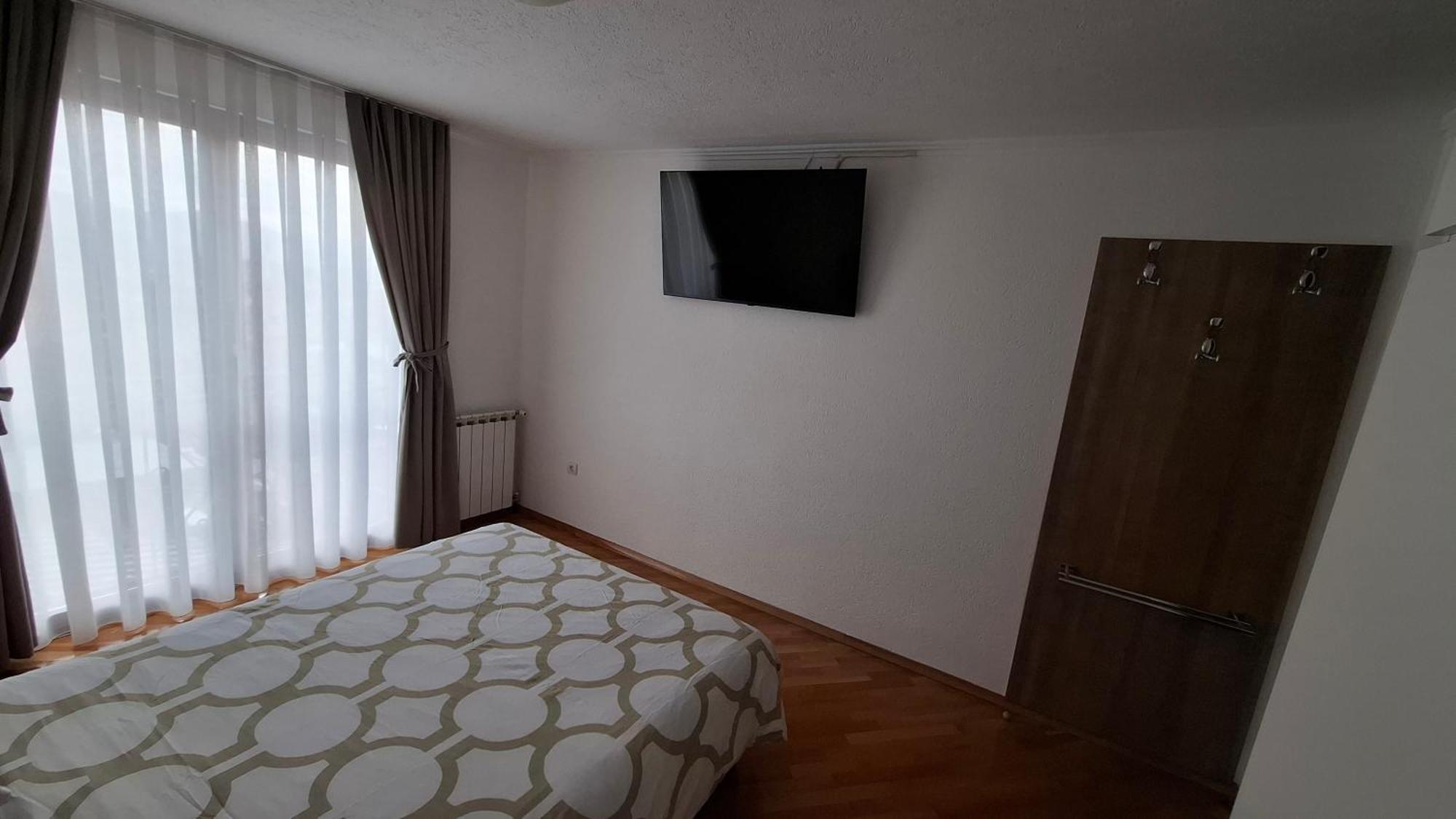 Gate Apartment *